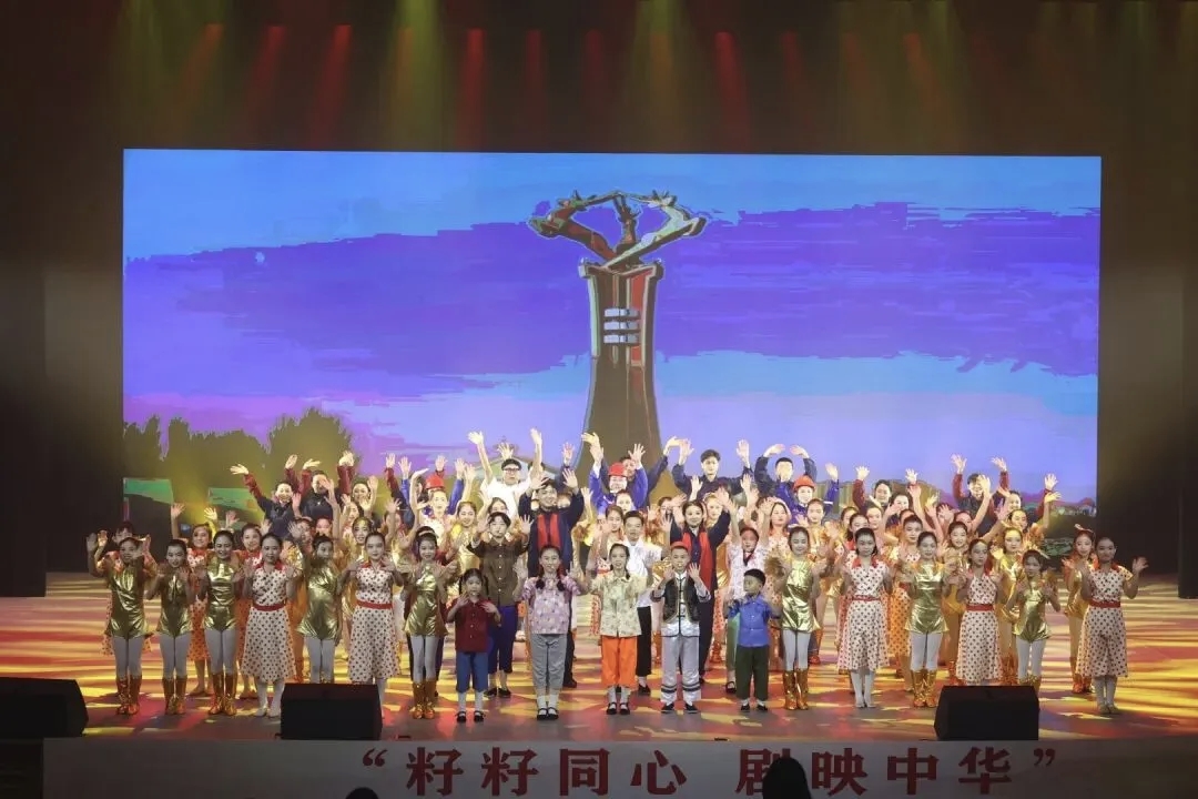 全区铸牢中华民族共同体意识经典校园剧展演在鄂尔多斯举办相关图片